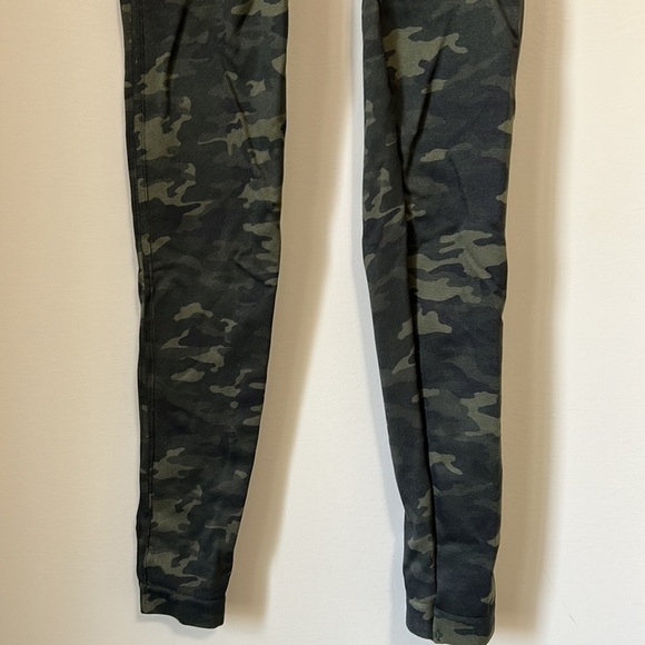 SPANX Look At Me Now Seamless Legging in Green Camo Shapewear Sz. M - Picture 9 of 10